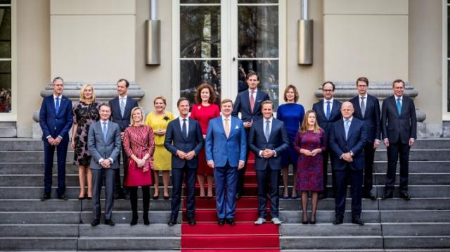 the Rutte III cabinet with King Willem Alexander on the steps of Noordeinde Palace