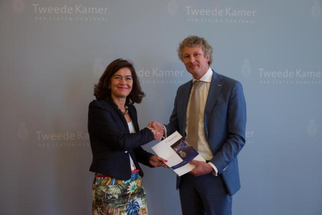MP René Leegte (VVD) presents the report "focus on Europe" to the Speaker of the House, Ms Anouchka van Miltenburg