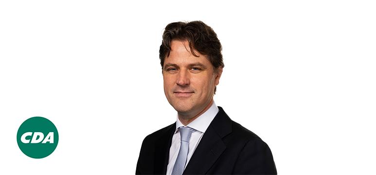 Portrait of Bontenbal with logo CDA.