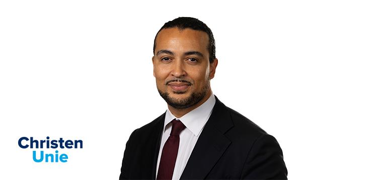 Portrait of Ceder with logo CU.