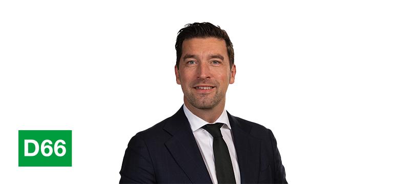 Portrait of van Asten with logo D66.