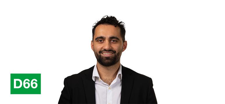 Portrait of Köse with logo D66.