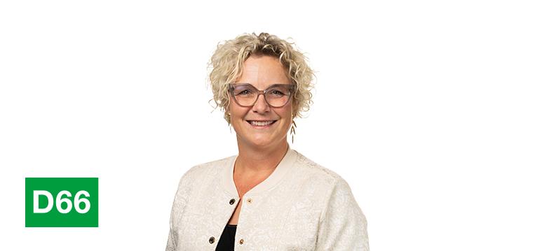 Portrait of Paulusma with logo D66.