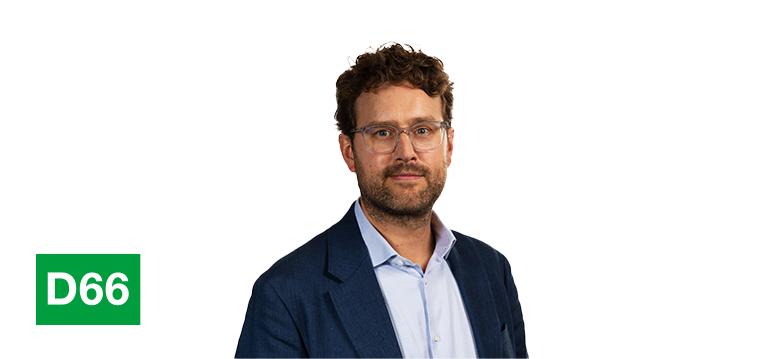 Portrait of Schoonis with logo D66.