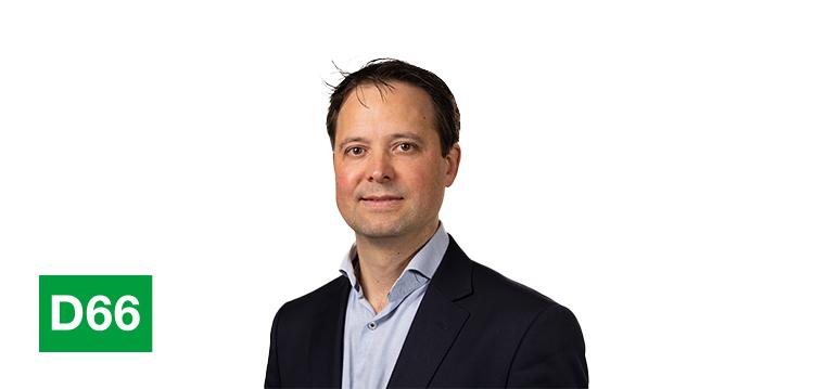 Portrait of Sneller with logo D66.