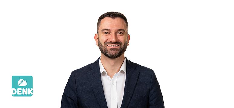 Portrait of van Baarle with logo DENK.