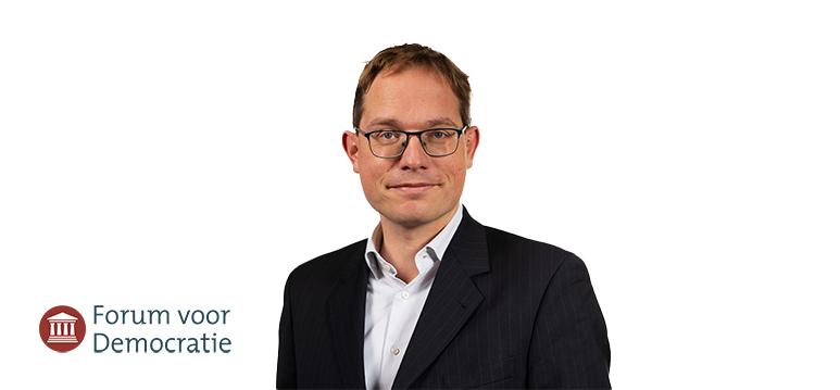 Portrait of van Houwelingen with logo FvD.