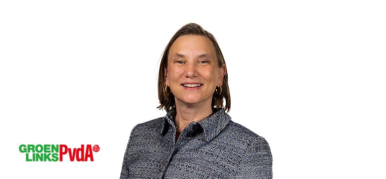 Portrait of Bromet with logo GL-PvdA.