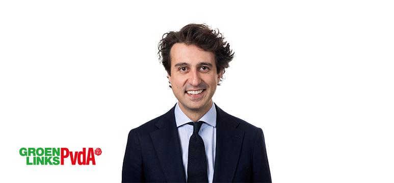 Portrait of Klaver with logo GL-PvdA.