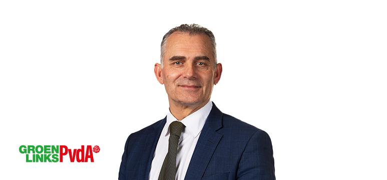 Portrait of van der Lee with logo GL-PvdA.