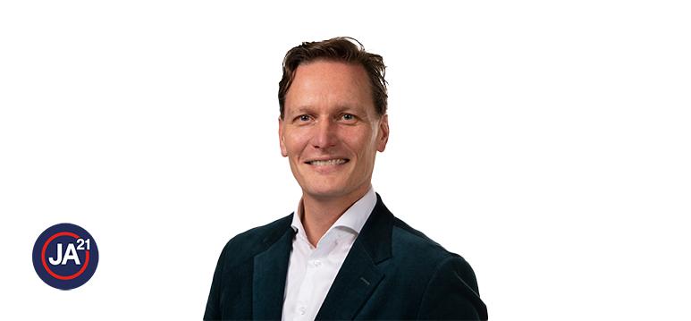 Portrait of Goudzwaard with logo JA21.