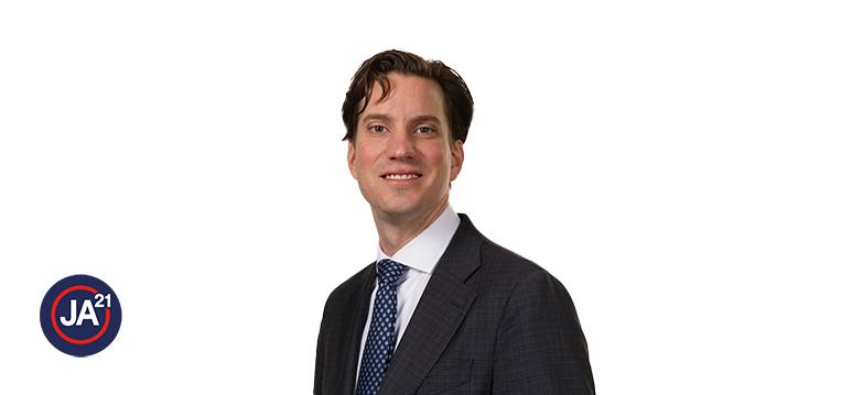 Portrait of Hoogeveen with logo JA21.