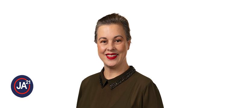 Portrait of Nanninga with logo JA21.