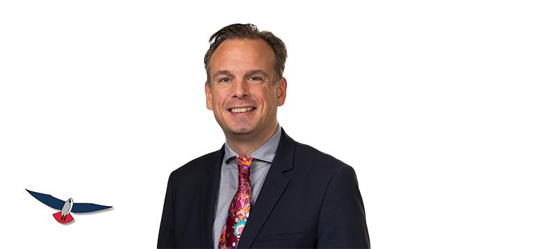 Portrait of Kops with logo PVV.