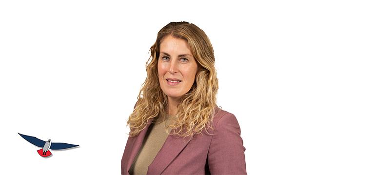 Portrait of Maeijer with logo PVV.