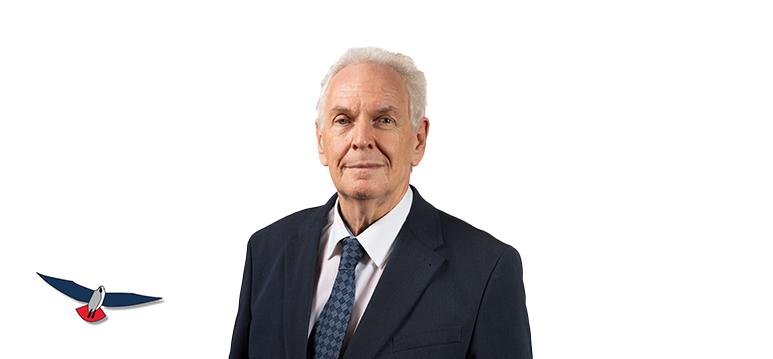 Portrait of de Roon with logo PVV.