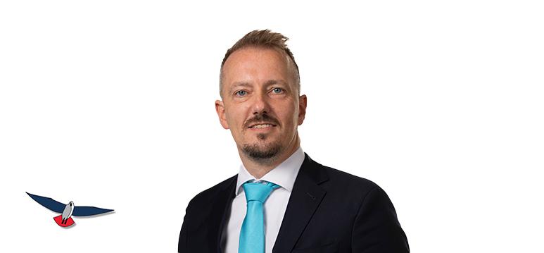 Portrait of Stöteler with logo PVV.