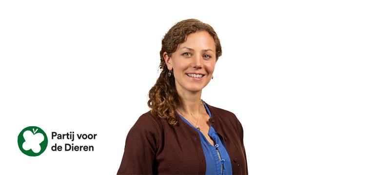 Portrait of Teunissen with logo PvdD.