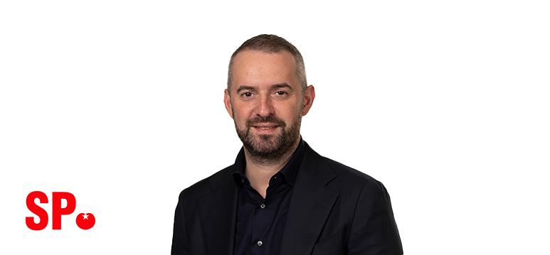 Portrait of Dijk with logo SP.