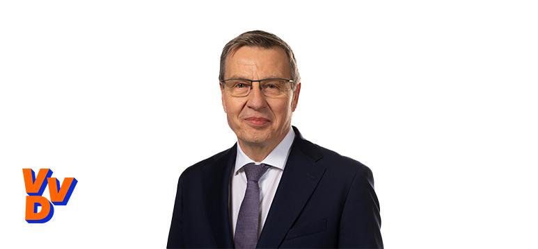 Portrait of Bevers with logo VVD.