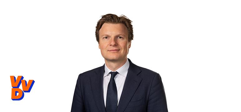 Portrait of Brekelmans with logo VVD.