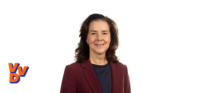 Portrait of van Eijk with logo VVD.