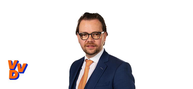 Portrait of de Kort with logo VVD.