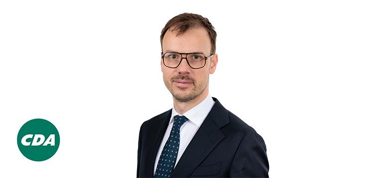 Portrait of André Poortman with CDA logo on the bottom left