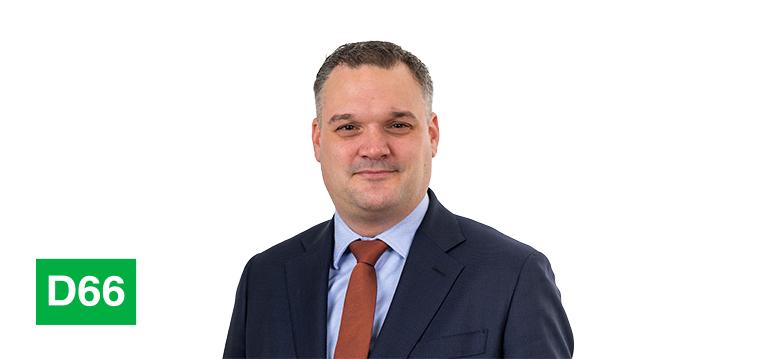 Portrait of Robin van Leijen with D66 logo on the bottom left