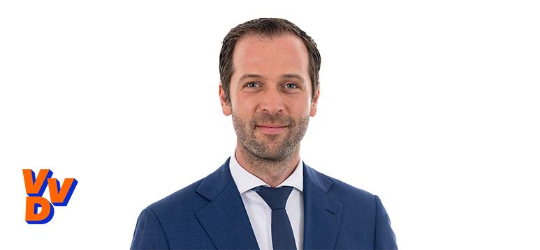 Portrait of Bart Bikkers with VVD logo on the bottom left