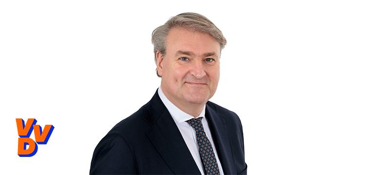 Portrait of Erik van der Maas with VVD logo on the bottom left
