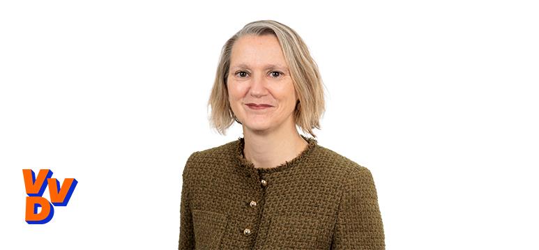 Portrait of Nicole Maes with VVD logo on the bottom left