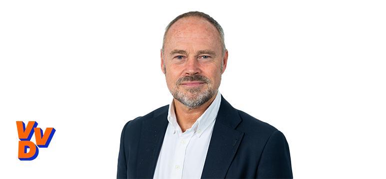 Portrait of Ruud Verkuijlen with VVD logo on the bottom left