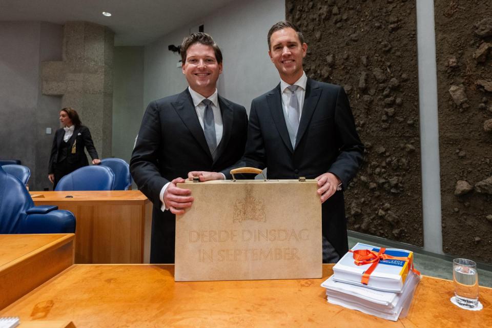 The Speaker of the House Thom van Campen and the Minister of Finance Eelco Heinen.