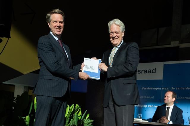 Martin Bosma receives the election result from the Chair of the Central Electoral Office.