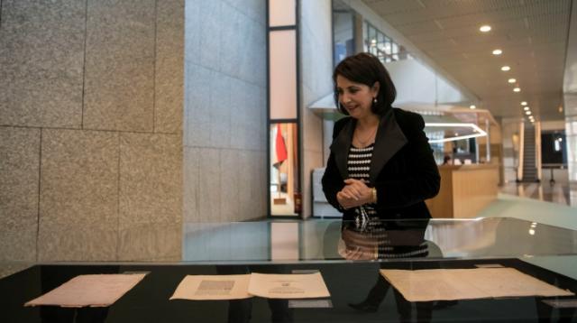 Khadija Arib looking at the showcase. President of the House Arib was the first to take a look at the replica of the Act of Abjuration
