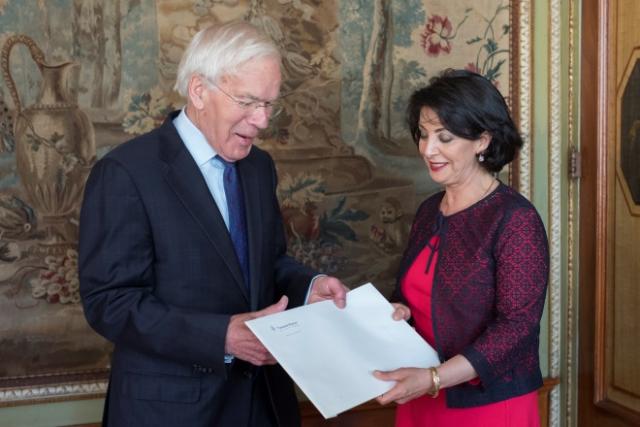On Tuesday, 30 May, Speaker of the House of Representatives Khadija Arib officially presents Tjeenk Willink with his assignment as Informateur.