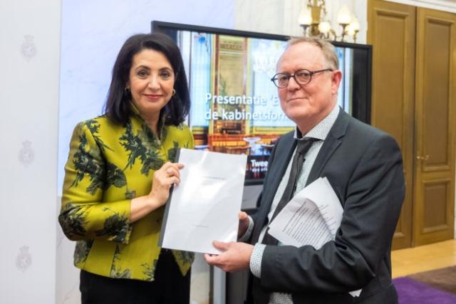 Speaker Khadija Arib receives the first copy of the report on the investigation by the Bovend’Eert Committee
