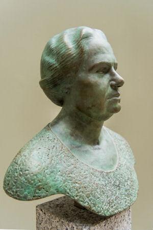 The statue of Suze Groeneweg, created by Siemen Bolhuis. 